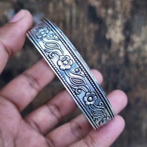 Handgemaakte sterlingzilveren armband: met bloemen geëtste statementarmband