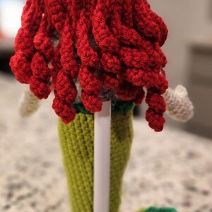 Poupée Ariel au crochet - Présentoir inspiré de la petite sirène image 2