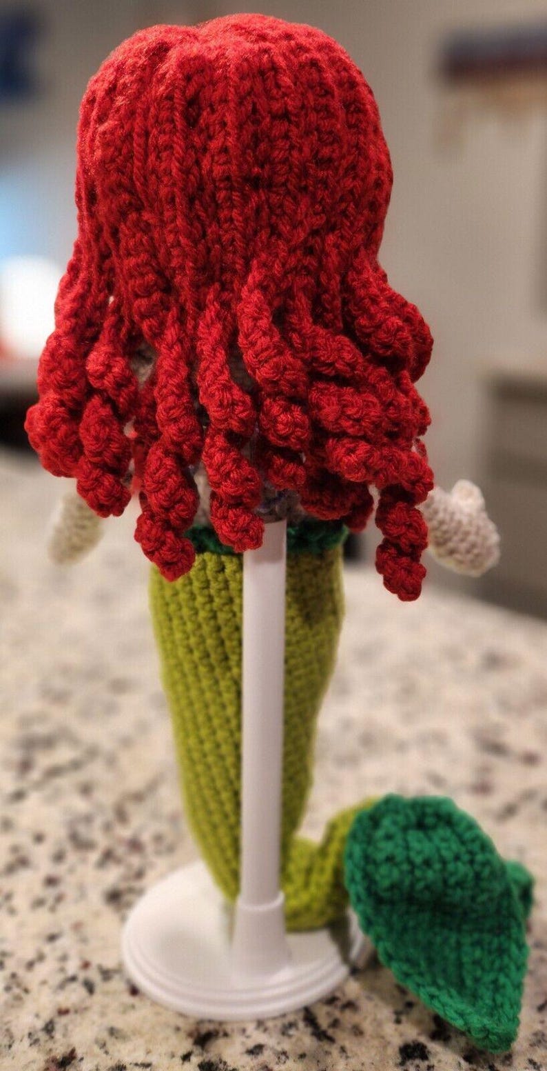 Poupée Ariel au crochet - Présentoir inspiré de la petite sirène image 2