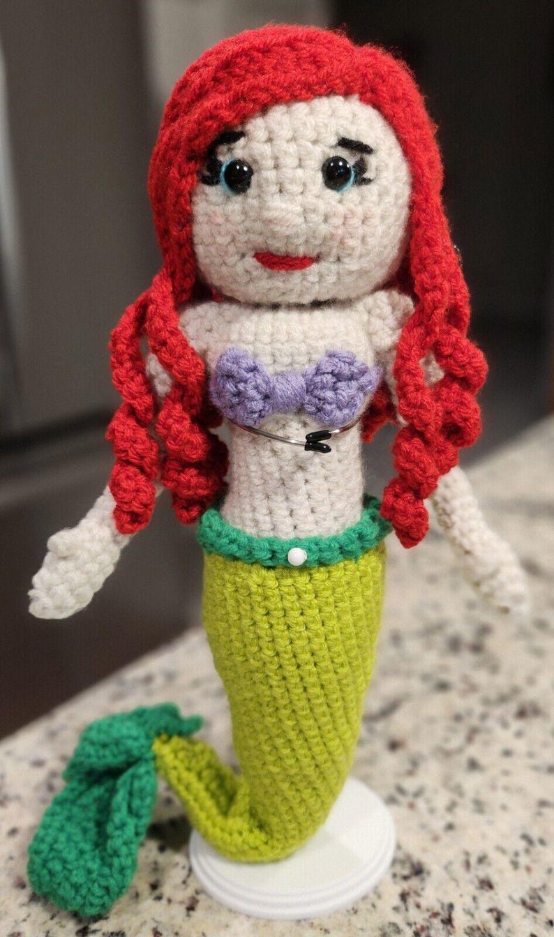 Poupée Ariel au crochet - Présentoir inspiré de la petite sirène image 1