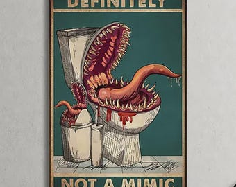 Könnte beinhalten: Ein vertikales Poster mit dunkelblaugrünem Hintergrund und dem Text DEFINITELY NOT A MIMIC. Die Illustration zeigt eine weiße Toilette und einen Mülleimer, die sich in Monster mit scharfen Zähnen und langen, tropfenden rosa Zungen verwandelt haben.