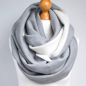 Grofgebreide jersey oneindigheidssjaal: grijze en gebroken witte snood met capuchon