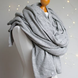 GRANDE écharpe surdimensionnée en laine, écharpe en laine grise pour femme, écharpe enveloppante pour l'hiver, idées cadeaux pour sa mère et sa soeur, grande écharpe en laine et cachemire