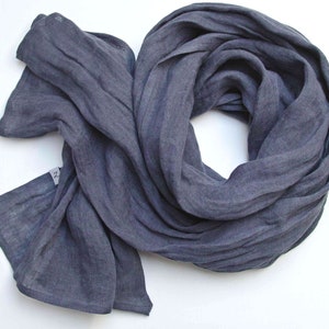 zachte linnen sjaal in jeanskleur voor dames, puur linnen lichtgewicht sjaal omslagdoek dames, puur linnen, linnen accessoires dames, eco-sjaal