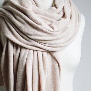 Grote oversized WOLLEN SJAAL wrap, lichtbeige gemêleerde wollen sjaal voor dames, merino lichtgewicht wrap voor dames, lichtgewicht kasjmier sjaal afbeelding 2