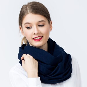 Foulard infini BLEU MARINE pour femme, écharpe tube avec revers en cuir, écharpe de mode nautique, écharpe à débordement en coton, écharpe de style marin image 5