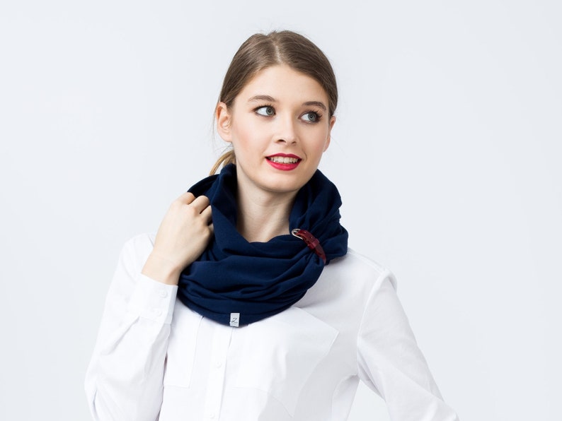 Foulard infini BLEU MARINE pour femme, écharpe tube avec revers en cuir, écharpe de mode nautique, écharpe à débordement en coton, écharpe de style marin dark brown strap