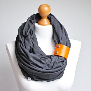 ANTRACITA Bufanda Infinity para mujer, bufanda ligera de tubo de algodón con puño de cuero para primavera otoño imagen 2