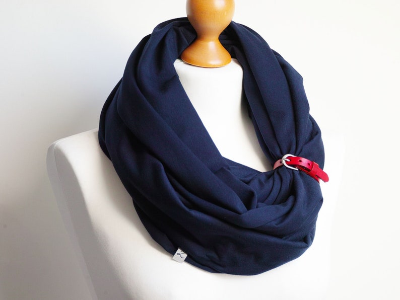 Foulard infini BLEU MARINE pour femme, écharpe tube avec revers en cuir, écharpe de mode nautique, écharpe à débordement en coton, écharpe de style marin image 3