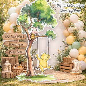 Può includere: Un'eccentrica decorazione digitale con Winnie the Pooh su un'altalena e Pimpi su un ramo. La scena include un cartello di legno che indica "100 Aker Wood", "Hunny Spot" e "Picnic Area". È visibile anche il testo "Digital Cutout Prop Stand Up Prop".