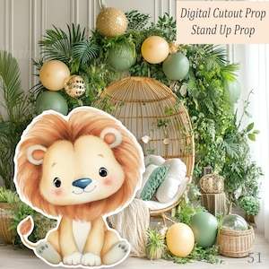 Peut inclure: Un accessoire de découpe numérique avec une illustration à l'aquarelle d'un mignon lionceau. L'arrière-plan comprend une chaise en osier, du feuillage vert et des ballons. Le texte indique "Digital Cutout Prop Stand Up Prop".