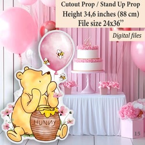 Nedladdningsbar utklippsdekor: Klassisk Nalle Puh med hundburk och rosa ballong, Utskrivbar stårekvisita, Bakgårdsdekor Stående dekoration