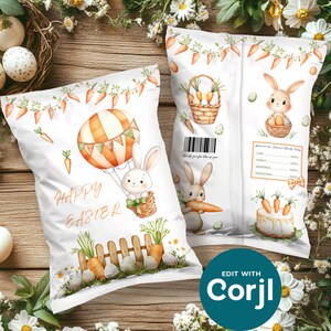 Peut inclure: Deux sacs à friandises blancs sur le thème de Pâques avec des illustrations de lapins, de carottes et d'une montgolfière. Un sac porte l'inscription "HAPPY EASTER". Les sacs sont décorés d'une guirlande de carottes et d'une clôture en bois.