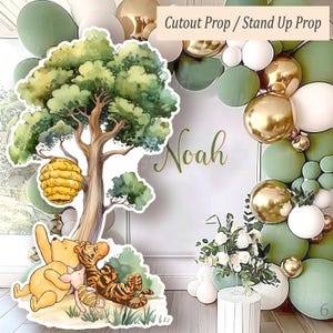 Decoración recortable descargable: Winnie the Pooh clásico y sus amigos bajo un árbol alto, accesorio de pie imprimible, letrero de patio, decoración de pie
