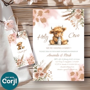 Plantilla editable de invitación para baby shower con diseño de vaca de las tierras altas, invitación y etiqueta con diseño de vaca sagrada, flores de color rosa polvoriento estilo boho, hierba de la pampa, tarjeta con la frase "Vamos a tener un bebé"