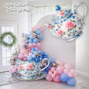 Puede incluir: Una decoración de fiesta caprichosa con una gran taza de té y tetera con diseños florales, rodeada de globos rosas y azules. La taza de té y la tetera tienen un patrón azul y blanco con rosas rosas. El texto en la parte superior izquierda dice "Digital Cutout Prop Stand Up Prop."