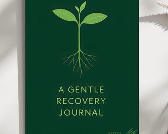 Pode incluir: Um diário verde escuro com o texto "A Gentle Recovery Journal" em uma fonte verde clara. A capa apresenta uma ilustração verde de uma planta com folhas e raízes. O diário é um livro de capa dura.