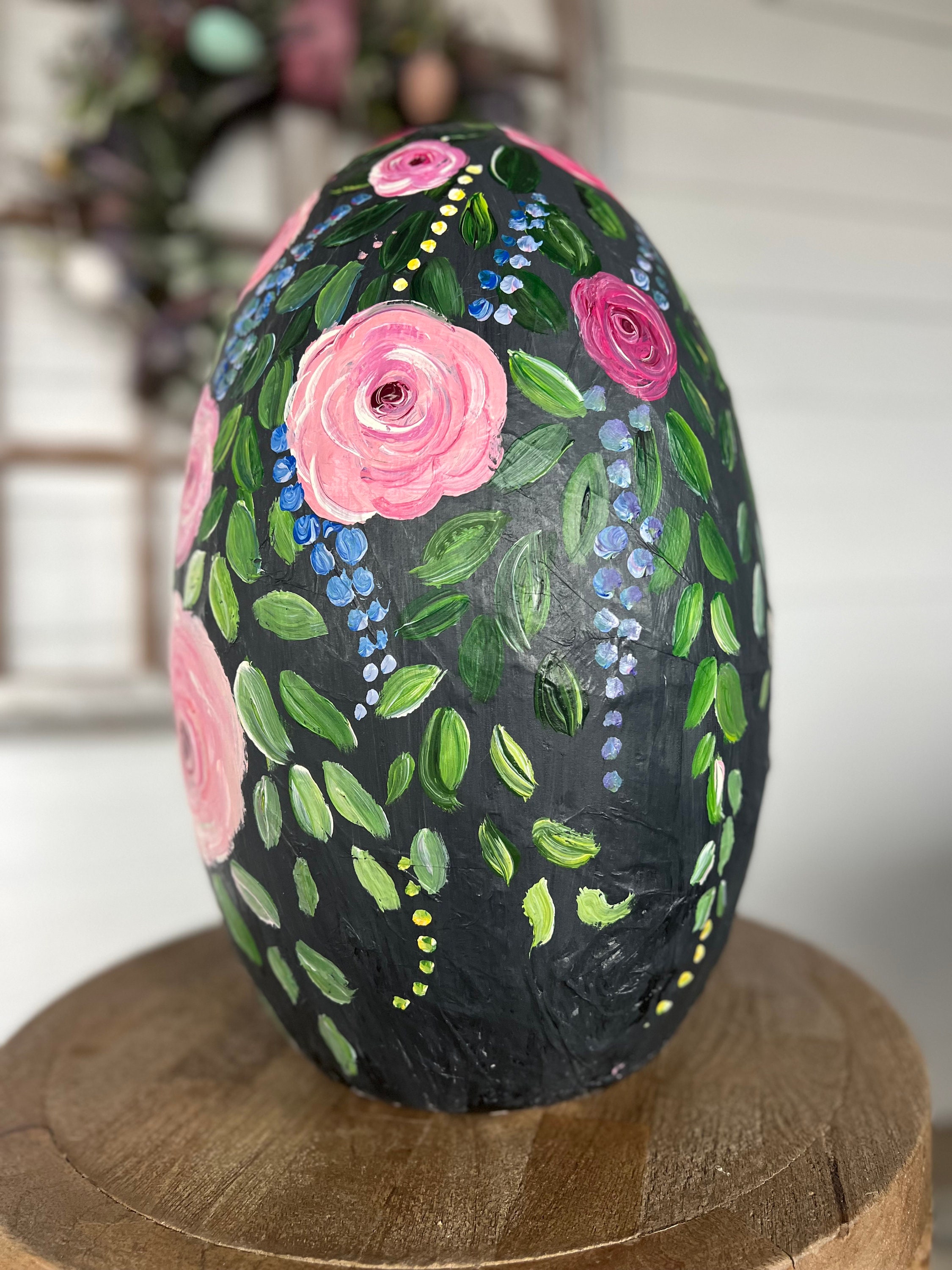 手描きの花柄イースターエッグ：ピンクの花が描かれた特大グレーエッグ