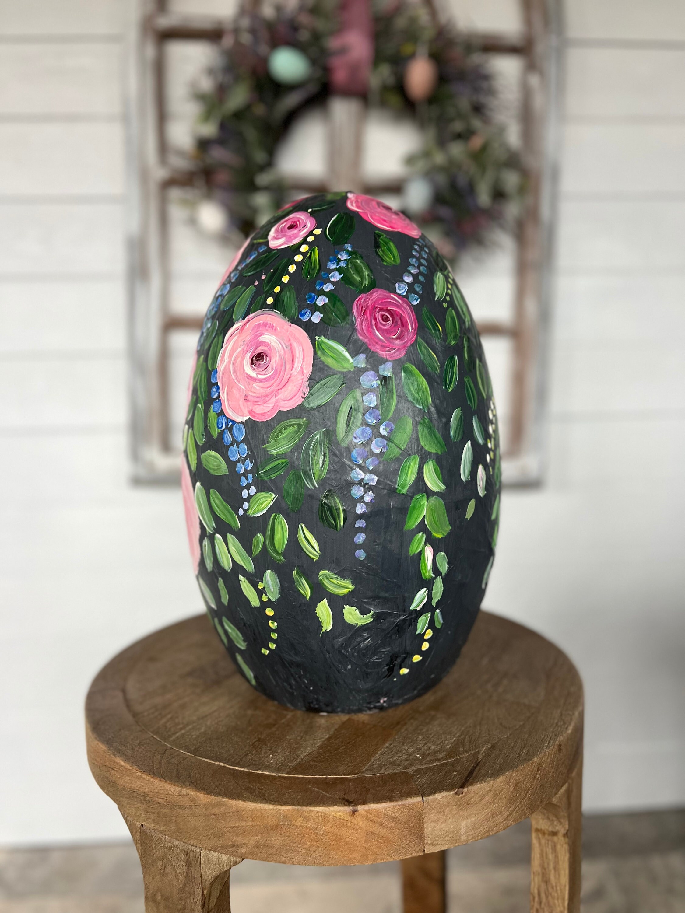 手描きの花柄イースターエッグ：ピンクの花が描かれた特大グレーエッグ