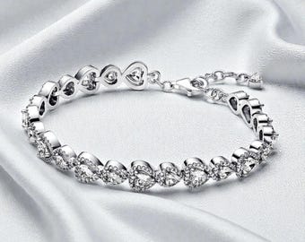 Bracciale Halo Hearts, gioiello da donna, elegante accessorio romantico, regalo magico per lei