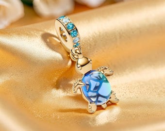 Colgante de tortuga marina chapado en oro de 14k, dije de concha de pavo real de cristal de Murano, dije de tortuga marina para mujer, joyería de tortuga de cristal azul