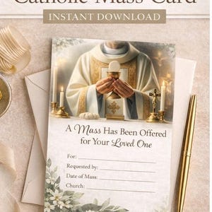 Puede incluir: Tarjeta de misa católica imprimible con el texto "DESCARGA INSTANTÁNEA". La tarjeta presenta una imagen de un sacerdote sosteniendo un cáliz y una hostia. La tarjeta dice "Se ha ofrecido una misa por tu ser querido". También se ve un bolígrafo y un sobre dorados.