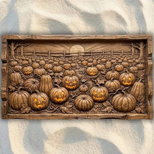 Peut inclure: Une plaque murale rectangulaire en bois présentant une sculpture en relief détaillée d'un champ de citrouilles la nuit. La scène comprend de nombreuses citrouilles, certaines avec des visages de citrouilles illuminés, devant une clôture et une pleine lune.