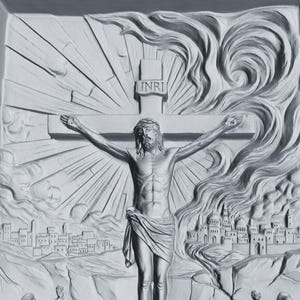 Pu&ograve; includere: Una scultura a rilievo dettagliata in scala di grigi raffigurante la crocifissione di Ges&ugrave; Cristo. La scultura presenta Ges&ugrave; sulla croce con l'iscrizione "INRI", circondato da luce radiante, un paesaggio urbano e nuvole vorticose. L'opera &egrave; incorniciata.