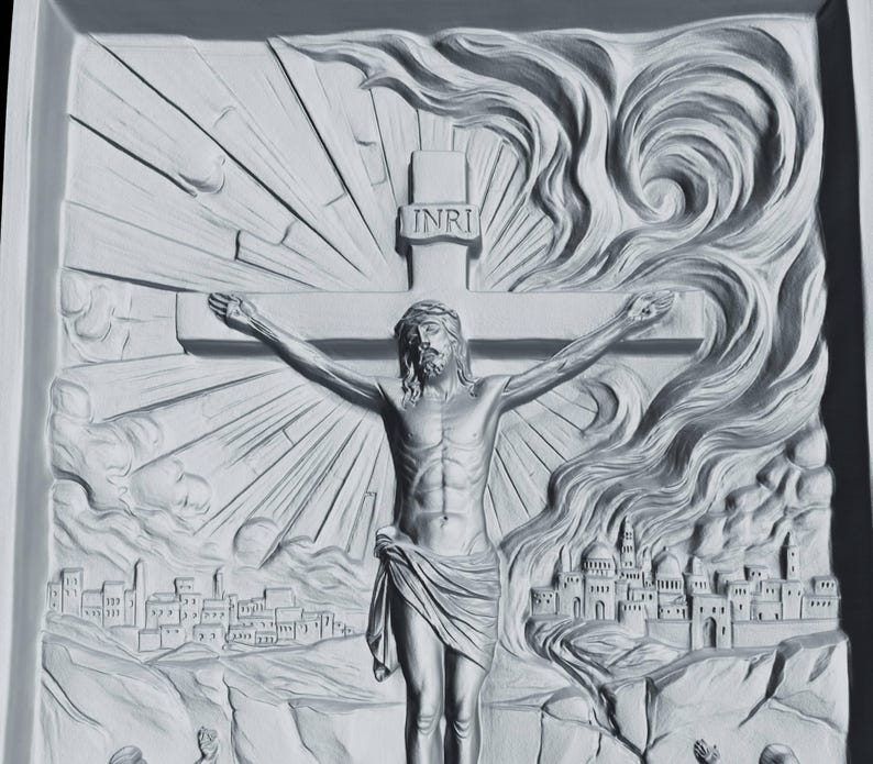 Pu&ograve; includere: Una scultura a rilievo dettagliata in scala di grigi raffigurante la crocifissione di Ges&ugrave; Cristo. La scultura presenta Ges&ugrave; sulla croce con l'iscrizione "INRI", circondato da luce radiante, un paesaggio urbano e nuvole vorticose. L'opera &egrave; incorniciata.