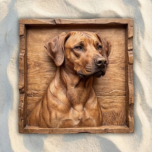 Könnte beinhalten: Eine quadratische Wandplatte aus Holz mit einem Hochrelief-Schnitzwerk eines Rhodesian Ridgeback Hundes. Der Hund ist vom Brustbereich aufwärts dargestellt, nach rechts blickend, vor einem Hintergrund aus geschnitzter Savannenlandschaft.