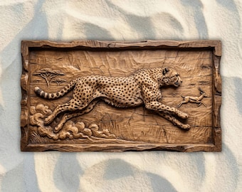 Könnte beinhalten: Holzreliefschnitzerei eines Geparden, der eine Gazelle jagt. Der Gepard wird im vollen Lauf dargestellt, mit detaillierten Flecken und Muskeldefinition. Der Hintergrund zeigt geschnitzte Bäume und Wolken, alles in einem rechteckigen Holzrahmen.