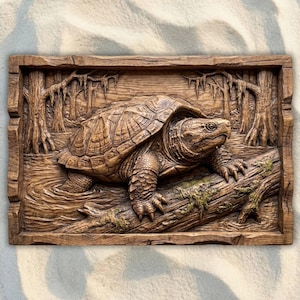 Könnte beinhalten: Detaillierte Holzreliefschnitzerei einer Schildkröte in einer Sumpfszene. Die Schildkröte ist braun mit strukturierter Schale und Haut, die auf einem moosigen Baumstamm sitzt. Der Hintergrund zeigt Bäume und Wasser, alles in einem rechteckigen Rahmen.