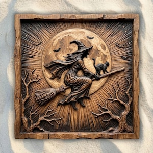 Può includere: Una targa da parete quadrata in legno con un intaglio in rilievo di una strega con cappello a punta che cavalca una scopa con un gatto. La scena include una grande luna piena, alberi spogli e piccoli pipistrelli su uno sfondo scuro.