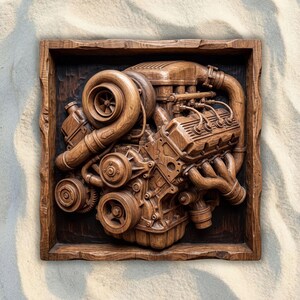 Könnte beinhalten: Ein quadratisches Wandkunstobjekt aus Holz mit einer detaillierten, dreidimensionalen Reliefschnitzerei eines V8-Motors mit Turbolader. Die Skulptur ist aus dunkelbraunem Holz gefertigt und zeigt komplexe mechanische Komponenten wie Riemenscheiben, Riemen und Abgaskrümmer, die alle in einem passenden rustikalen Holzrahmen eingefasst sind.