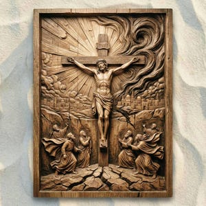 Puede incluir: Tallado en relieve de madera detallado que representa la crucifixión de Jesucristo. La obra de arte presenta a Jesús en la cruz, con figuras debajo, sobre un fondo de una ciudad y luz radiante. El marco es de madera.
