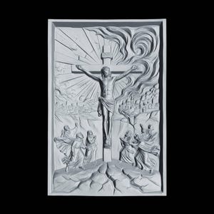 Pu&ograve; includere: Una scultura a rilievo grigia dettagliata raffigurante la crocifissione di Ges&ugrave; Cristo. L'opera presenta Ges&ugrave; sulla croce, con figure alla base e un paesaggio urbano sullo sfondo. La scultura &egrave; incorniciata.