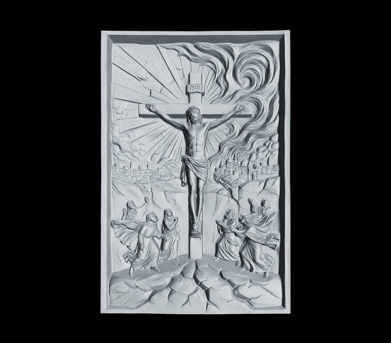 Pu&ograve; includere: Una scultura a rilievo grigia dettagliata raffigurante la crocifissione di Ges&ugrave; Cristo. L'opera presenta Ges&ugrave; sulla croce, con figure alla base e un paesaggio urbano sullo sfondo. La scultura &egrave; incorniciata.