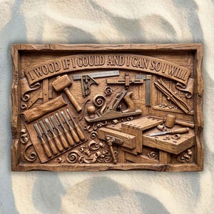 Puede incluir: Una placa de pared rectangular de madera con una talla en relieve de herramientas de carpintería que incluyen un mazo, cinceles, un cepillo y una escuadra. El texto "I WOOD IF I COULD AND I CAN SO I WILL" está tallado en una cinta superior.