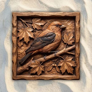 Könnte beinhalten: Eine quadratische Wandplatte aus Holz mit einer detaillierten Reliefschnitzerei eines Vogels, der auf einem Ast sitzt. Der Vogel ist von Ahornblättern und kleinen Samenkapseln umgeben. Das Holz hat eine natürliche braune Oberfläche mit Maserung.