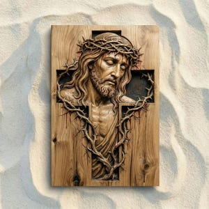 Puede incluir: Un relieve de madera de Jesús con una corona de espinas, enmarcado en una cruz. El tallado es detallado con cabello y barba fluidos, con gotas de sangre visibles. La madera tiene una veta natural.