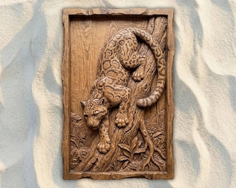 Könnte beinhalten: Rechteckige Wandkunst aus Holz mit einem geschnitzten Jaguar, der einen Baumstamm hinabsteigt. Der Jaguar hat ein geflecktes Fell und ist in einem naturalistischen Stil dargestellt. Das Kunstwerk ist von einem rustikalen Holzrahmen umgeben.