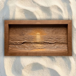 Può includere: Un'opera d'arte da parete rettangolare in legno con un rilievo intagliato di un paesaggio marino. La scena raffigura un sole che sorge sopra l'orizzonte dell'oceano con una piccola barca a vela a sinistra e onde dettagliate in legno naturale.
