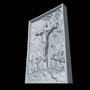 Pu&ograve; includere: Una scultura a rilievo grigia e dettagliata raffigurante la crocifissione di Ges&ugrave; Cristo. L'opera d'arte presenta figure, elementi architettonici e una croce, il tutto all'interno di una cornice rettangolare. La scena &egrave; resa in stile classico.