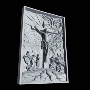 Pu&ograve; includere: Una scultura a rilievo in scala di grigi raffigurante la crocifissione di Ges&ugrave; Cristo. L'opera presenta Ges&ugrave; sulla croce, con figure alla base e un paesaggio urbano sullo sfondo. La scultura &egrave; incorniciata e su sfondo nero.
