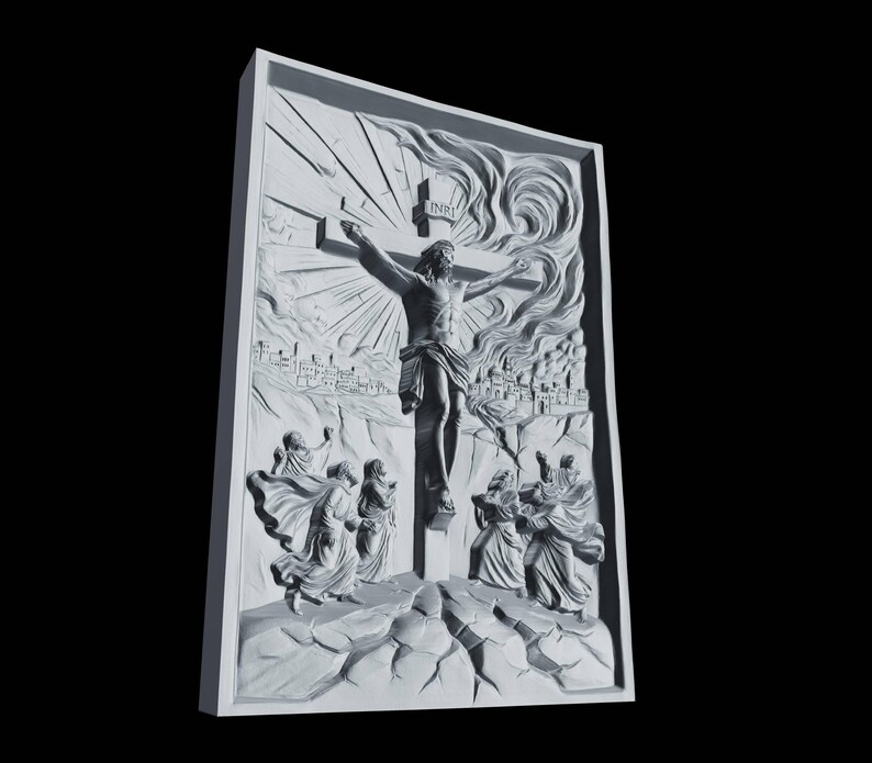 Pu&ograve; includere: Una scultura a rilievo in scala di grigi raffigurante la crocifissione di Ges&ugrave; Cristo. L'opera presenta Ges&ugrave; sulla croce, con figure alla base e un paesaggio urbano sullo sfondo. La scultura &egrave; incorniciata e su sfondo nero.