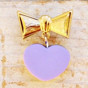 Broche de corazón, joya, divertido broche llamativo, pajarita, arcilla polimérica, dije morado, violeta, amarillo, plata, latón, metal, dorado, 1 pulgada, regalo para ella
