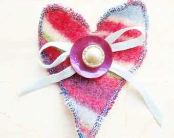 Broche coeur épingle à épingles en laine rose bleu violet épingle bijoux feutre nacre bouton ruban rustique moderne cadeau fête des mères