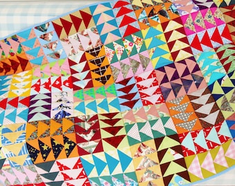 Quilt Patchwork Krippe Bettwäsche grün blau rot orange gelb bedruckte Baumwolle gequiltet gesteppte fliegende Gänse Muster Geburtstag Baby Party Geschenk