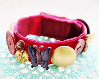 Bracelet à breloques bouton ruban de velours vintage style victorien recyclé boho gobelin brassard perlé violet bordeaux noir bijoux cadeau