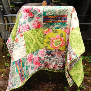 Floral Cottage Chic Patchwork Quilt: Green and Pink Single Bedding (61" x 92")